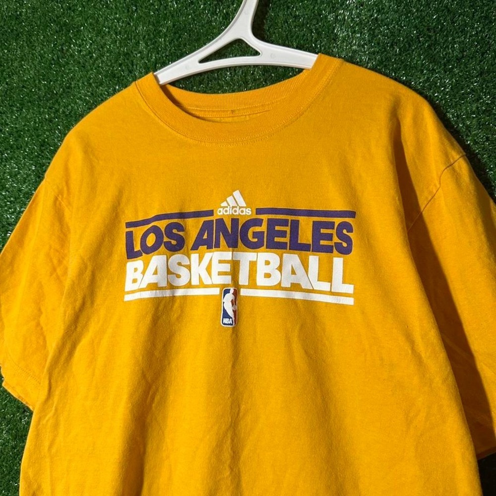 Adidas Los‎ Angeles Lakers NBA Basketball Center logo Tee